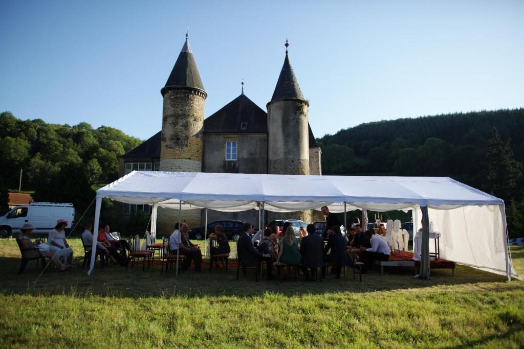 Le Barnum installé pour une réception devant le château