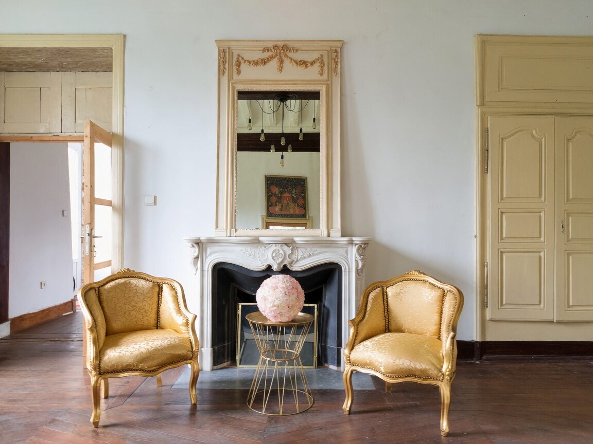 La Grande Salle, cheminée en marbre et fauteuils dorés
