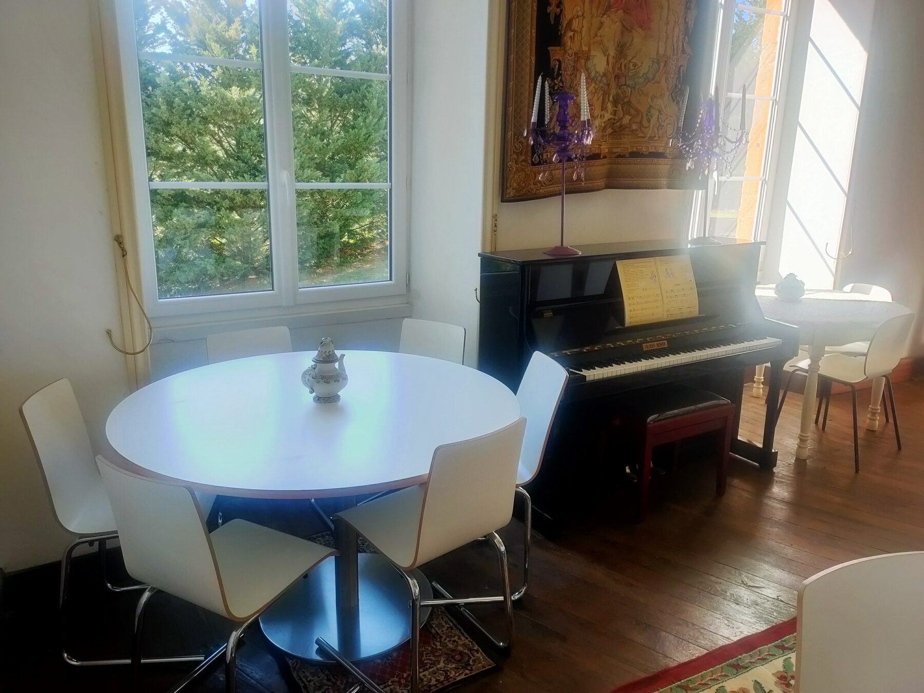 La Grande Salle, coin piano et vue sur le parc