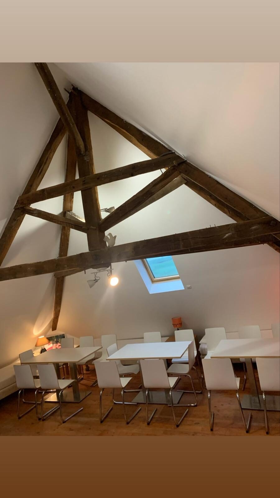 La Salle du pigeonnier, vue sur la charpente et les tables
