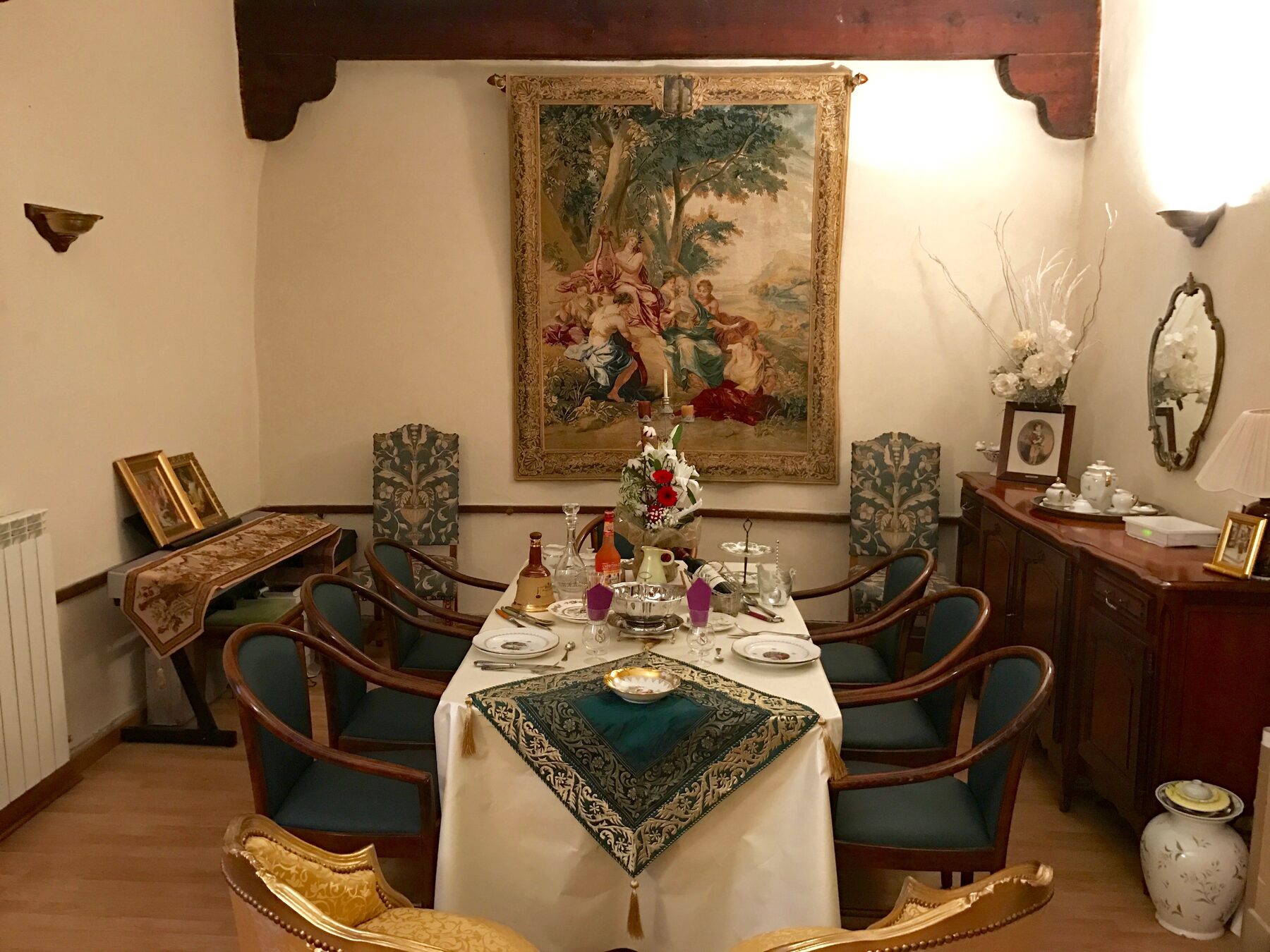 Le Salon Prestige, tapisserie et table dressée