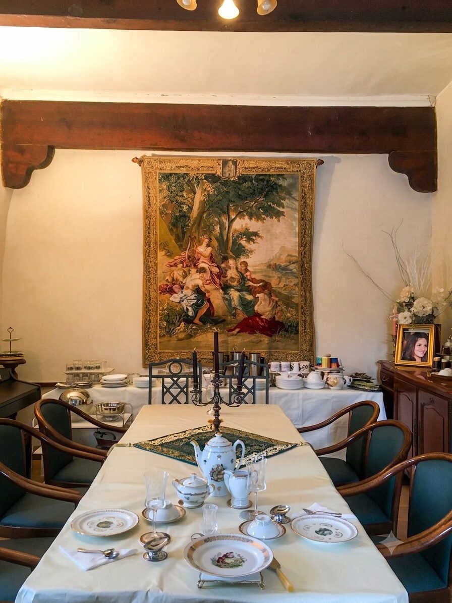 Le Salon Prestige : poutres apparentes et tapisserie ancienne