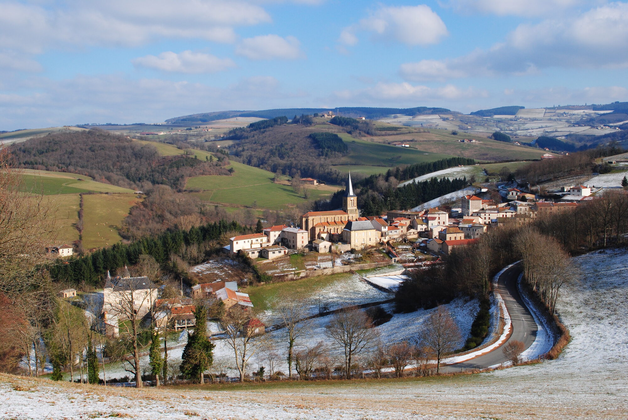 Vue du château depuis la colline du village